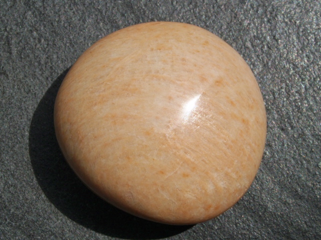 (image for) Apricot Feldspar / Moonstone: palmstone (Madagascar) - Click Image to Close