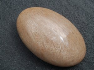Apricot Feldspar / Moonstone: palmstone (Madagascar)