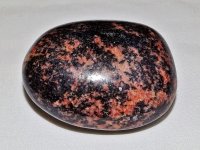 Rhodonite: polished pebble (Madagascar)