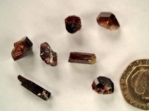 Tourmaline - Red (Uvite): crystals (xsmall)
