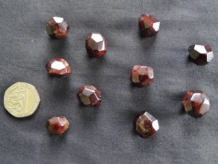(image for) Garnet - Almandine (AA grade): crystals (small) - Click Image to Close