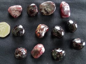 Garnet - Red (AA grade): tumbled stones (medium)