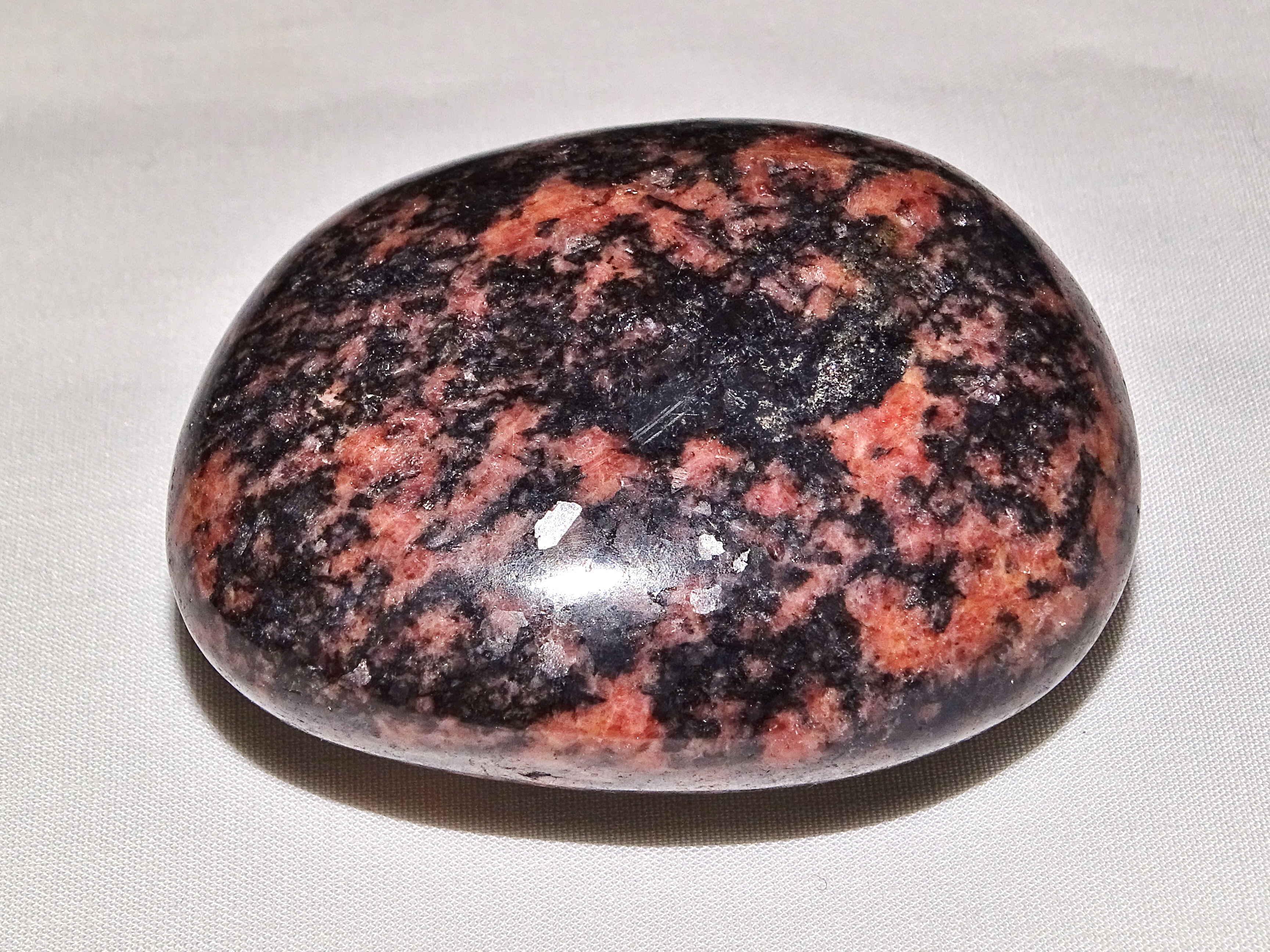 (image for) Rhodonite: polished pebble (Madagascar) - Click Image to Close