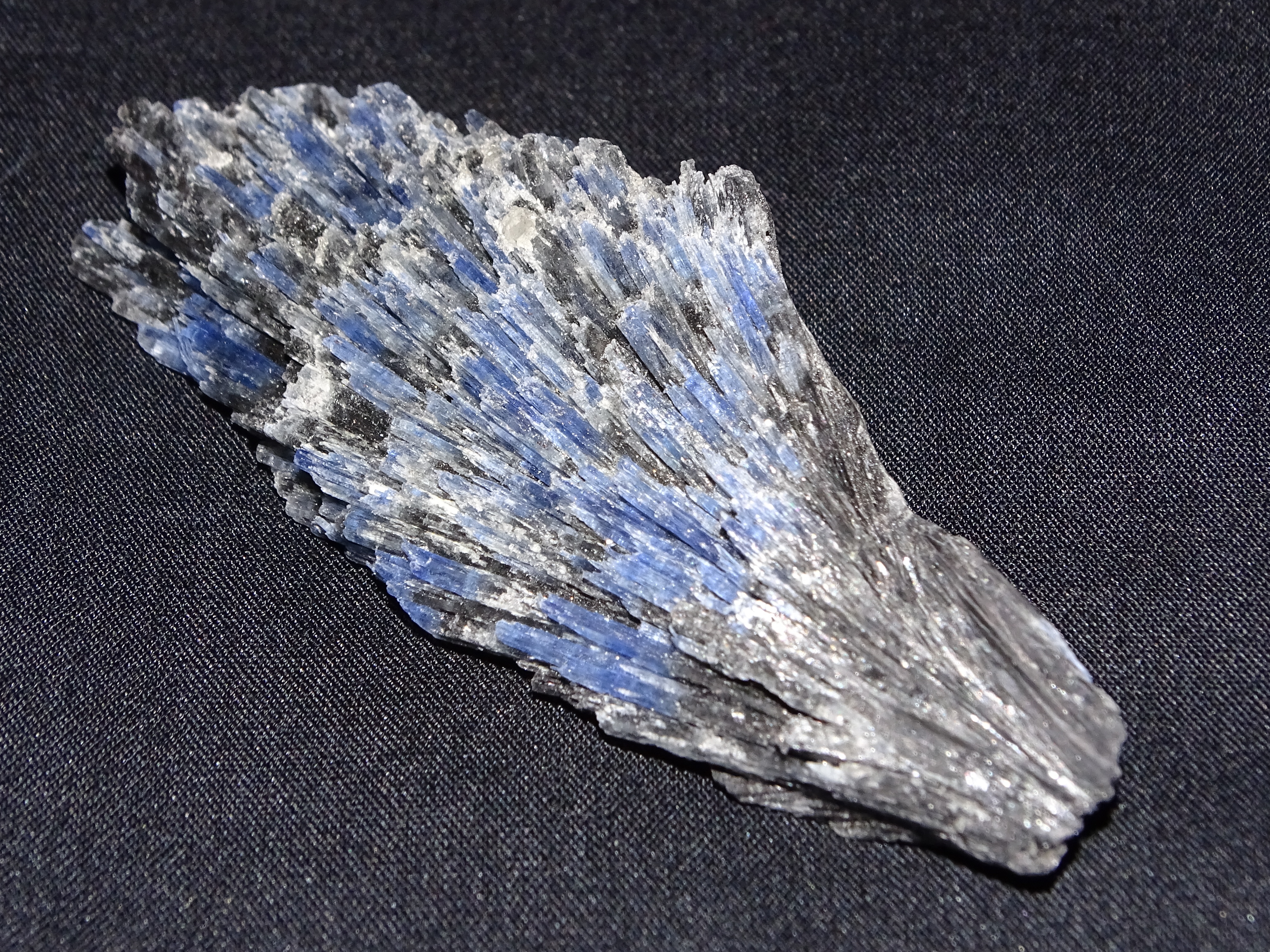 (image for) Kyanite - Bi-coloured: blade - Click Image to Close