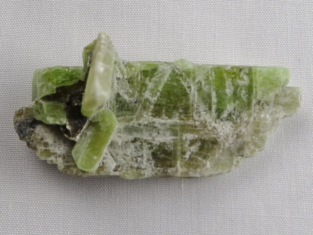 (image for) Kyanite - Green: bladed cluster - Click Image to Close