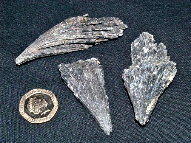 (image for) Kyanite - Black: bladed (medium) - Click Image to Close