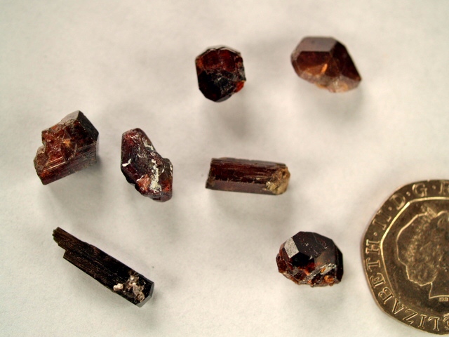 (image for) Tourmaline - Red (Uvite): crystals (xsmall) - Click Image to Close
