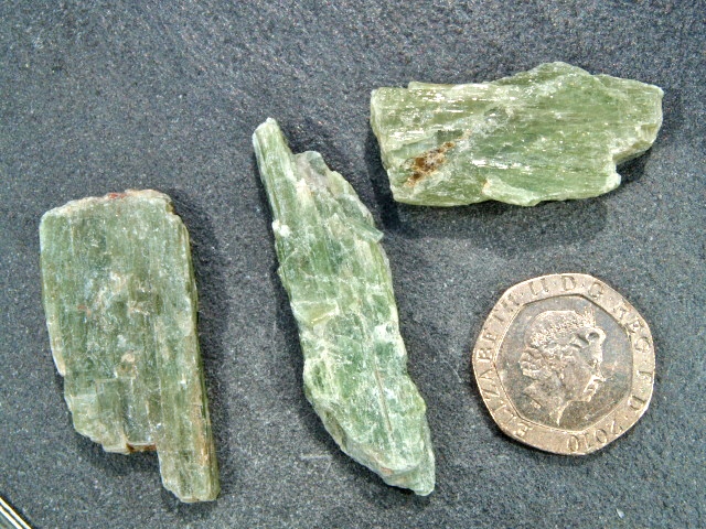 (image for) Kyanite - Green: blades (xsmall) - Click Image to Close
