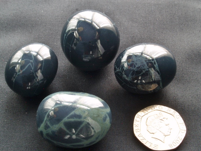 (image for) Obsidian - Spider-web: tumbled stones (xlarge) - Click Image to Close